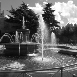 Fountain (monochrome)
